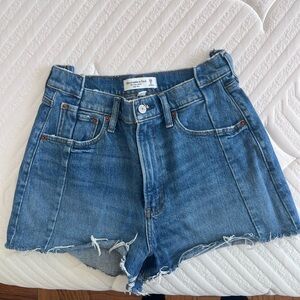 Abercrombie & Fitch The Mom Short High Rise - Denim